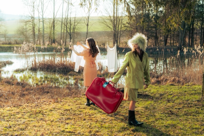 Commercial-Shooting für Barfight: zwei Frauen mit rotem Koffer an einem Teich, Werbefotografie von BLOCK MEDIA