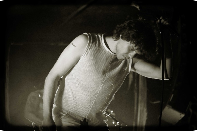 Zartmann im Glitzer-Top an der Bühnenkante, Sepia-Look, Konzertfotografie von BLOCK MEDIA